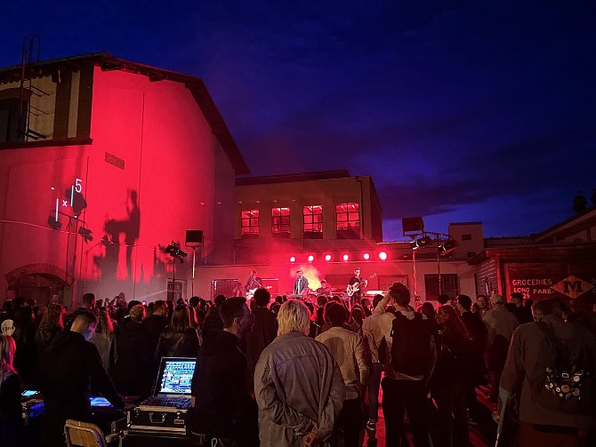 Holešovická tržnice nabídne v příštích dnech festival #5PROSTOR: pět koncertů uspořádaných na originálně nasvícených místech v areálu bývalých jatek.