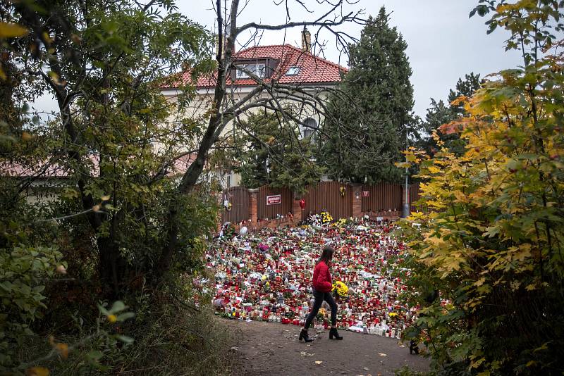 Lidé uctívali památku zpěváka Karla Gotta ještě 8. října 2019 před jeho vilou na Bertramce.