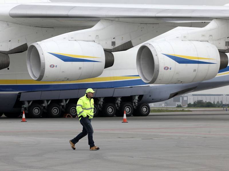 Největší dopravní letadlo na světě Antonov-225 Mrija na Letišti Václava Havla v Praze