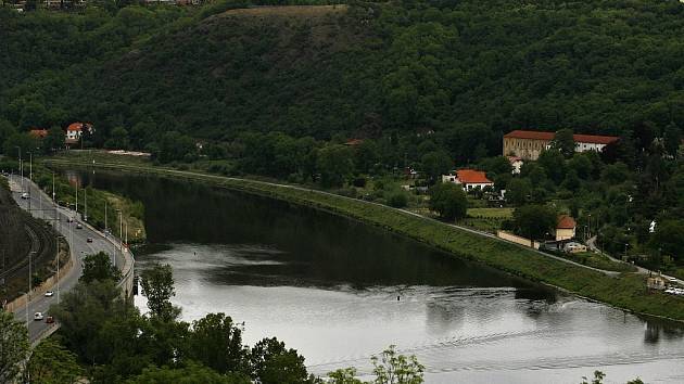 Pohled z vyhlídky u zříceniny Baba na Vltavu a sídliště v pražské Troji.