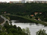 Pohled z vyhlídky u zříceniny Baba na Vltavu a sídliště v pražské Troji.