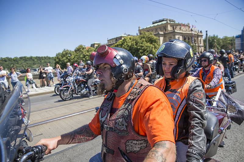 Spanilá jízda Harley Davidson Prahou.