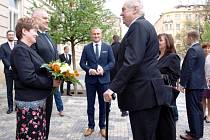 Návštěvou krajského úřadu v Praze začala v pondělí 18. dubna 2016 třídenní cesta prezidenta Miloše Zemana po Středočeském kraji.