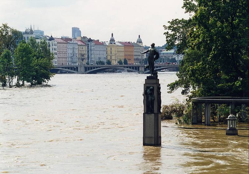 Ničivá povodeň v roce 2002, Smíchov - socha Vltavy.