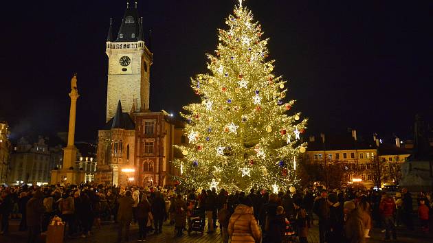 Vánoční strom na Staroměstském náměstí během první adventní neděle v roce 2020.