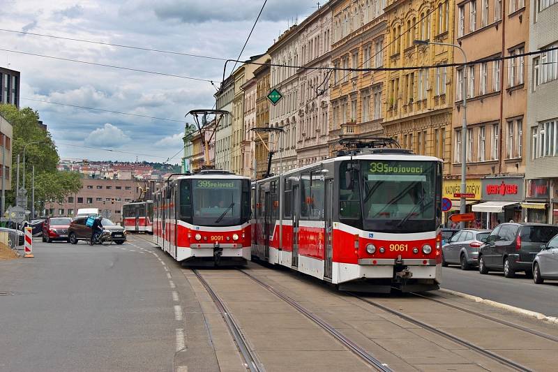 Dopravní podnik zahájil rekonstrukci tramvajové tratě mezi Hlavním nádražím a Husineckou. Opravu využije také k napojení kolejí do Opletalovy ulice.