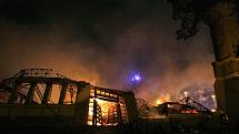 Požár průmyslového paláce natočili i Pražané