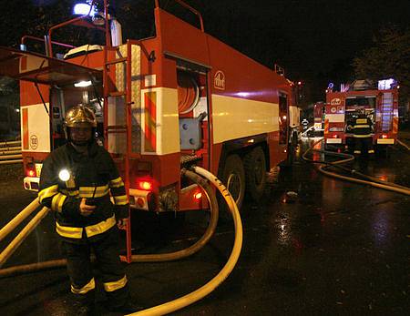 Požár zcela zničil levé křídlo Průmyslového paláce.