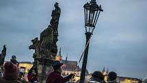 Na Karlův most vyrazil populární lampář v dobovém kostýmu.
