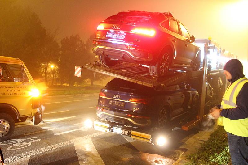Nehoda - Řidič kamionu neodhadl výšku lávky pro chodce v ulici Mírového hnutí a poškodil převážená vozidla.