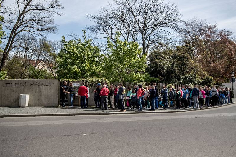 Fronty turistů před Pražským hradem dopoledne 3. května. Na snímku vstup přes Jelení příkop.