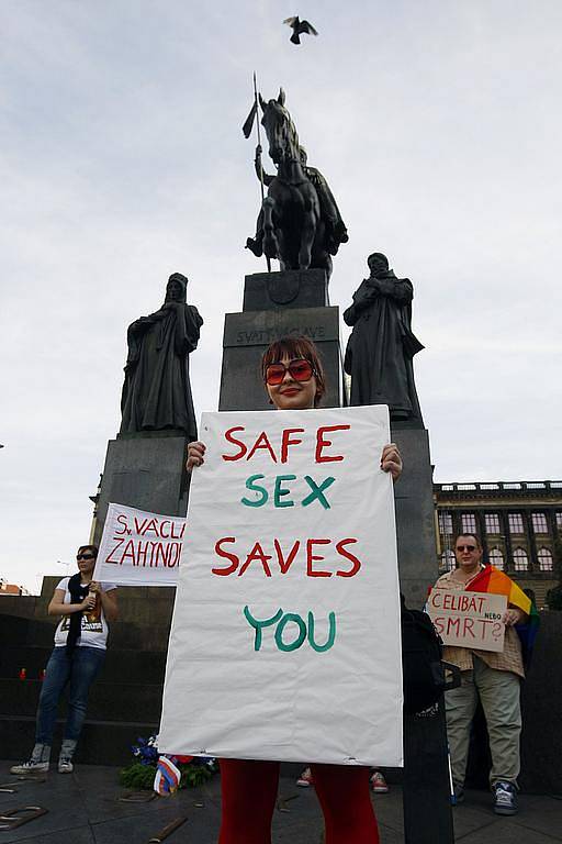 Protest gayů, lesbiček a sympatizantů kvůli zápornému postoji Benedikta XVI. k prezervativům se uskutečnil v pondělí na Václavském náměstí.