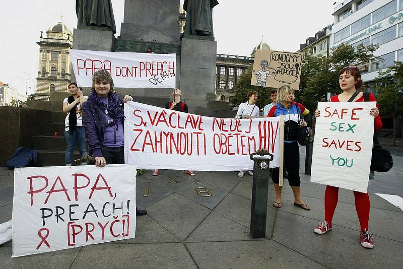 Protest gayů, lesbiček a sympatizantů kvůli zápornému postoji Benedikta XVI. k prezervativům se uskutečnil v pondělí na Václavském náměstí.