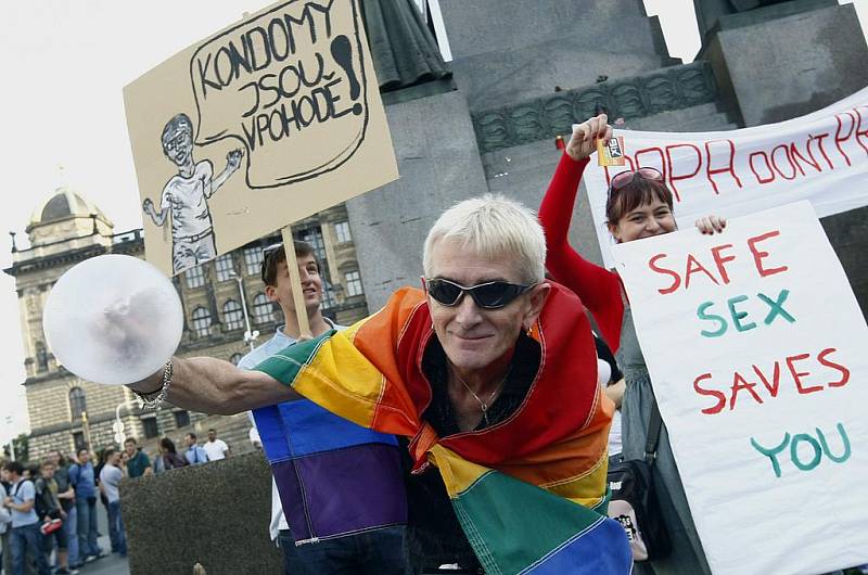 Protest gayů, lesbiček a sympatizantů kvůli zápornému postoji Benedikta XVI. k prezervativům se uskutečnil v pondělí na Václavském náměstí.