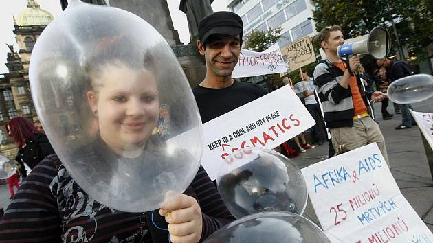 Protest gayů, lesbiček a sympatizantů kvůli zápornému postoji Benedikta XVI. k prezervativům se uskutečnil v pondělí na Václavském náměstí.