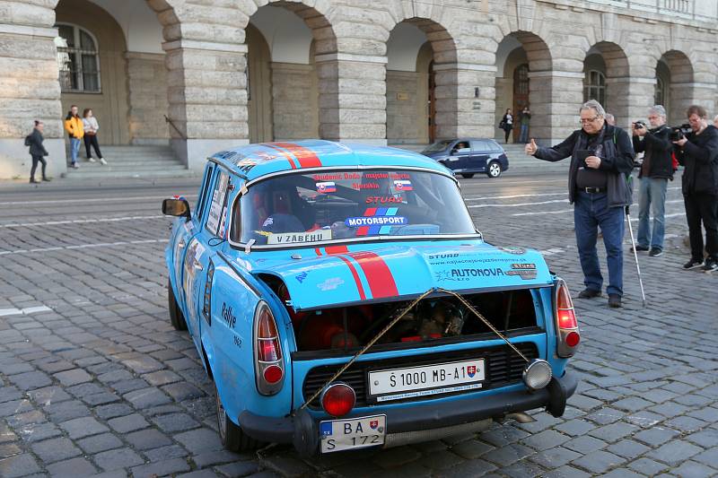 Ze slavnostního startu 10. ročníku mezinárodního automobilového závodu legend Rallye Praha Revival.