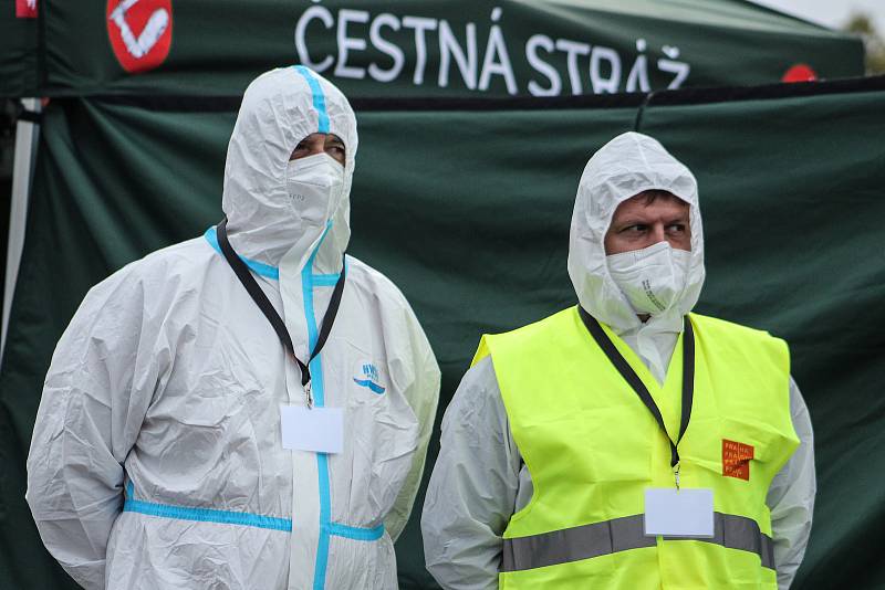 Voliči v karanténě nebo izolaci kvůli covid-19 volí například na Letenské pláni.