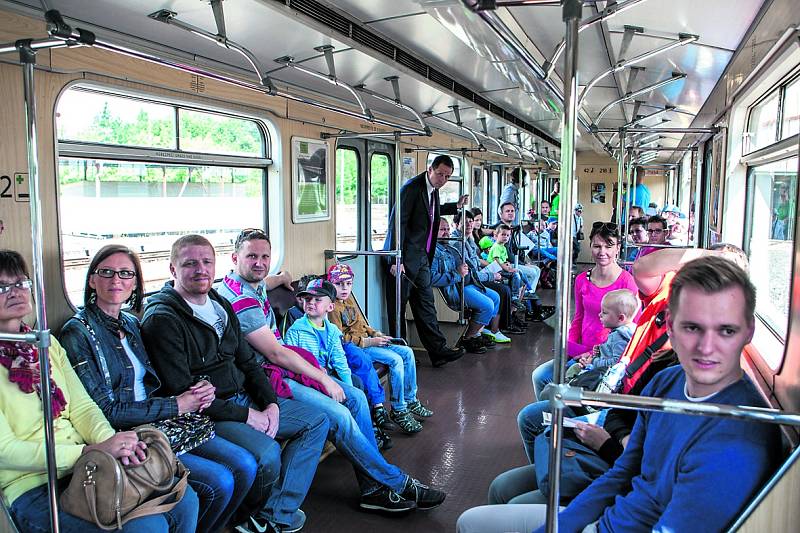 Z DEPA HOSTIVAŘ téměř až do stanice Skalka jede metro po povrchu. Cestujícím se tak naskýtá neobvyklý pohled na množství kolejišť v celém areálu.