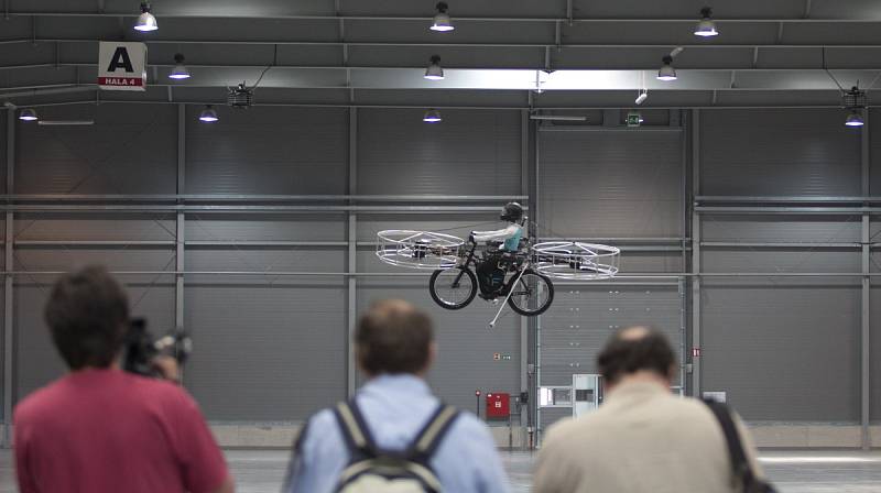 První veřejný let létajícího kola Flying Bike proběhl 12. června v pražských Letňanech. 