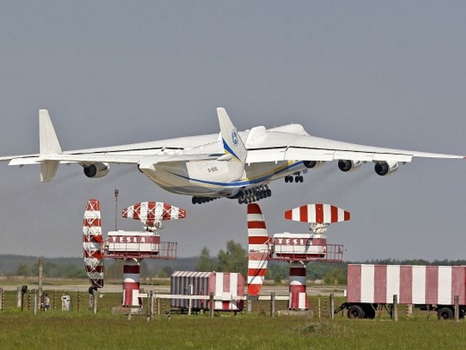 Největší nákladní letoun světa Antonov An-225 Mrija přiletěl na Letiště Václava Havla