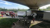 Hasiči zasahovali u nehody kamionů na Pražském okruhu.