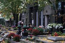 Dušičky na Vinohradském hřbitově ve Strašnicích.