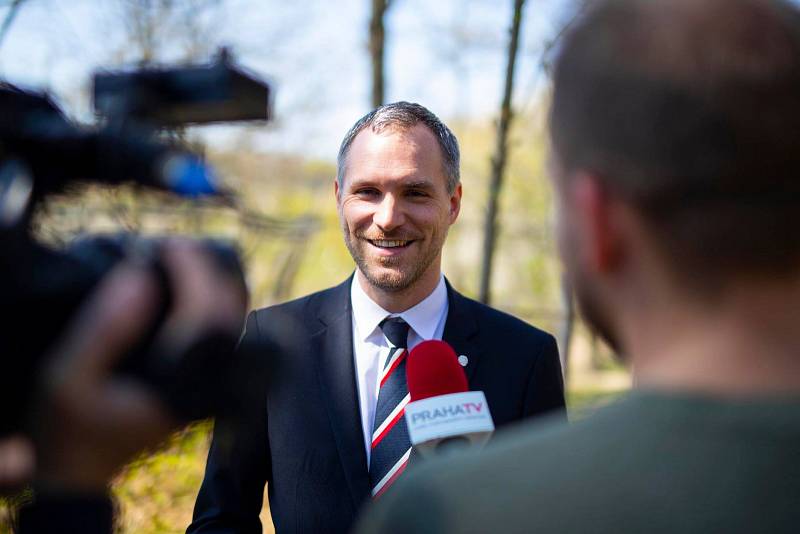 Zdeněk Hřib (Piráti) zasadil strom. V trojské botanické zahradě se stal pátým primátorem, který se zapojil do projektu Kořeny osobností.