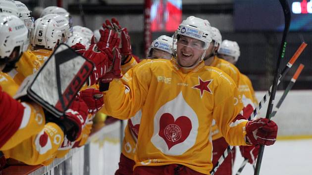 Hokejisté Slavie přivítali na domácím ledě Kolín ve speciálních dresech.