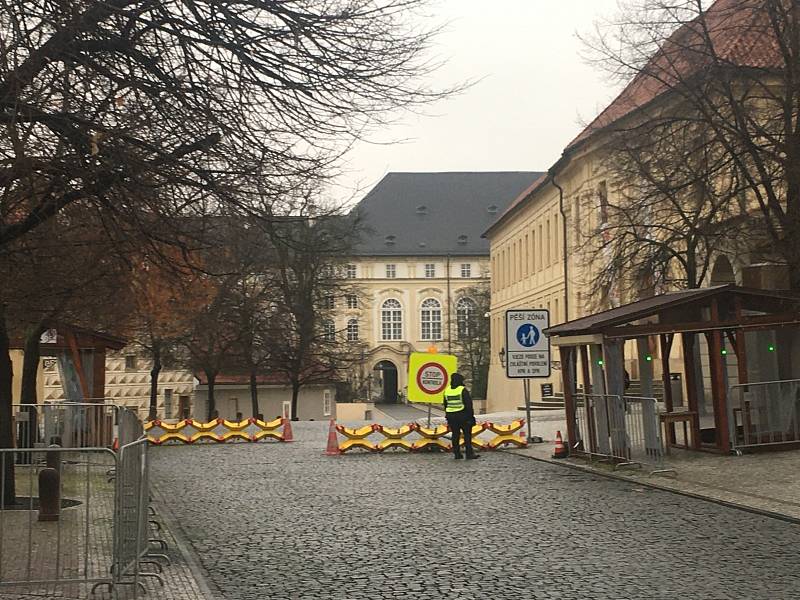 Areál Pražského hradu je kvůli nouzovému stavu v souvilosti s covid-19 uzavřen.