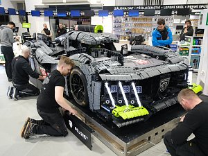 Instalace modelu stavebnice Peugeot Le Mans za účasti designera společnosti Lego.
