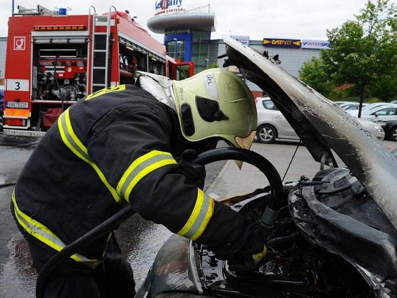 Požár motorové části osobního vozidla Renault na parkovišti před obchodním centrem v Letňanech.