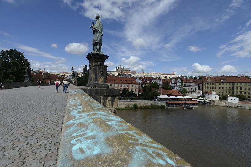 Na Karlově mostě se objevilo graffiti také v červenci.