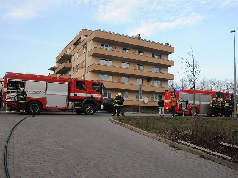 Požár bytu v Praze 11 vznikl od prskavky na vánočním stromku.