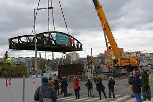Mostní konstrukce železničního viaduktu před Výstavištěm, který po více než 130 letech na původní buštěhradské dráze dosloužil, byla v sobotu 15. dubna odpoledne takzvaně snesena.