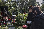 Lidé si připomínali první výročí úmrtí zpěváka Karla Gotta u jeho hrobu v Praze 1. října.