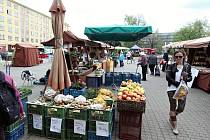 Farmářské tržiště na Kubáni bylo před lety chloubou celé Prahy. Teď se snaží znovu přilákat aspoň místní, kteří si ho opět chválí, ale jeho změnám před lety nerozumí.