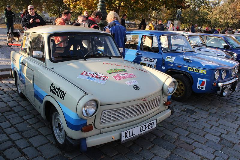 Ze slavnostního startu 10. ročníku mezinárodního automobilového závodu legend Rallye Praha Revival.