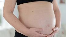 Během těhotenství by ženy neměly držet diety, ale rovněž nejíst příliš nezdravé pokrmy.