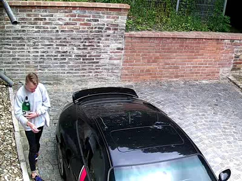 Neznámý vandal v Praze poplival a poškrábal auto zpěváka Daniela Landy.