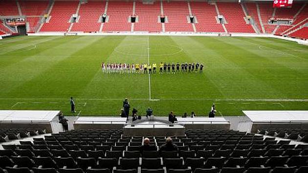 Kvůli výtržnostem fanoušků Slavie, byl jejich stadion v pražském Edenu na tři zápasy uzavřen. První zápas před prázdnými tribunami Slavia odehrála ve 28. kole proti Příbrami.