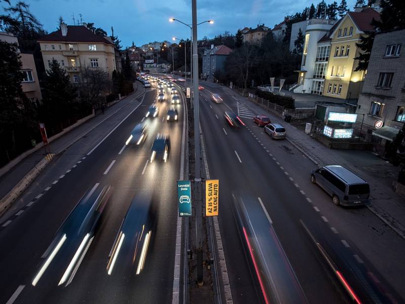 Doprava v ulici V Holešovičkách. 