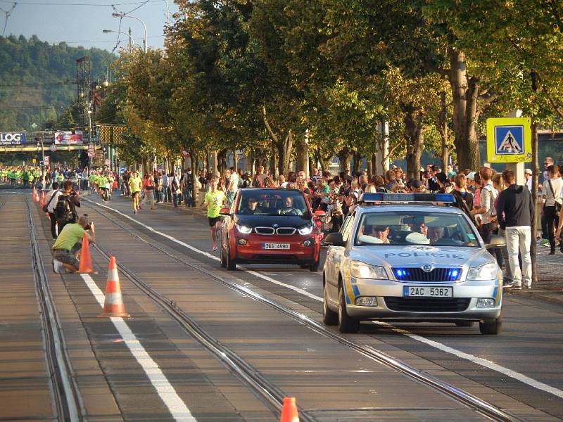 V sobotu večer se v Praze uskutečnil 4. ročník běžeckého závodu WE RUN PRAGUE