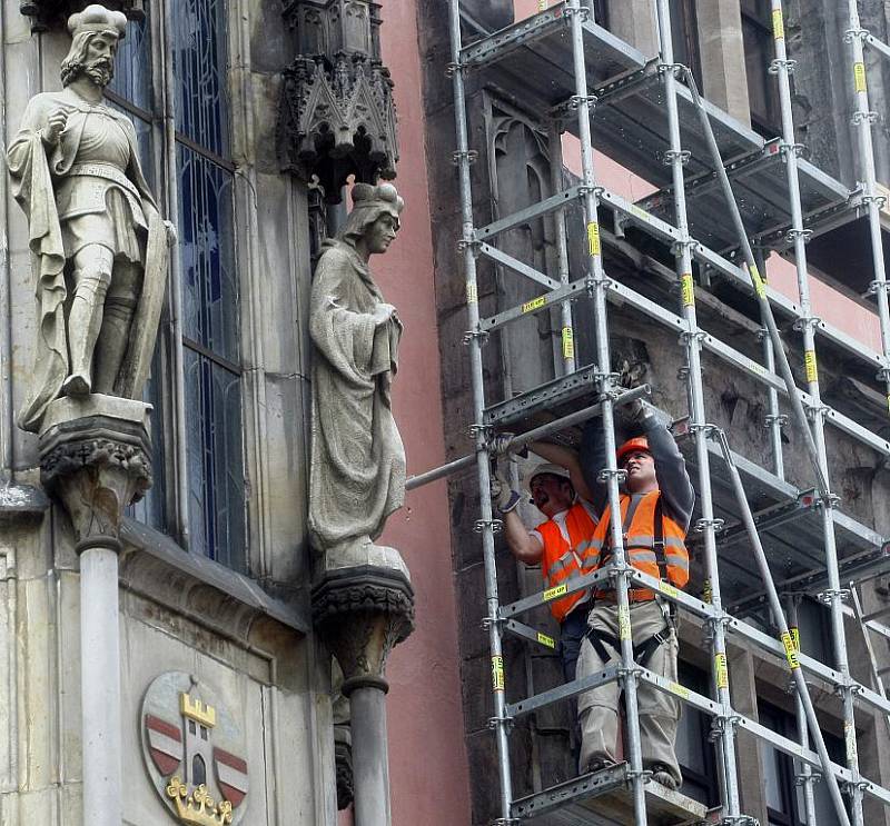 V pondělí 29. března začala druhá etapa jejich postupných oprav Staroměstské radnice, tentokráte zaměřená na fasády.