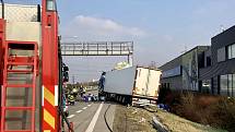Na Pražském okruhu narazil 18. března 2022 kamion do mýtné brány.