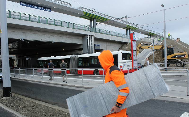 Praha - Zahradní Město - slavnostní otevření s mezizastávkou ve Vršovicích.