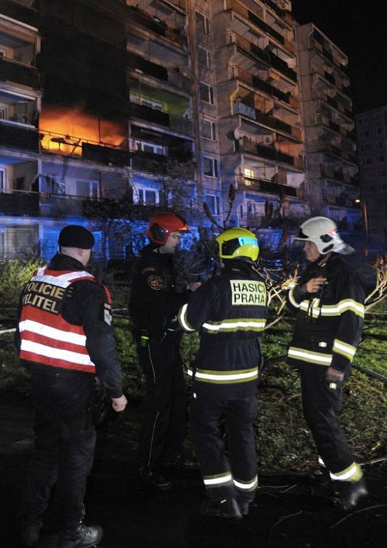 Při požáru bytu v domě s pečovatelskou službou na Černém Mostě v Praze zemřela vozíčkářka..