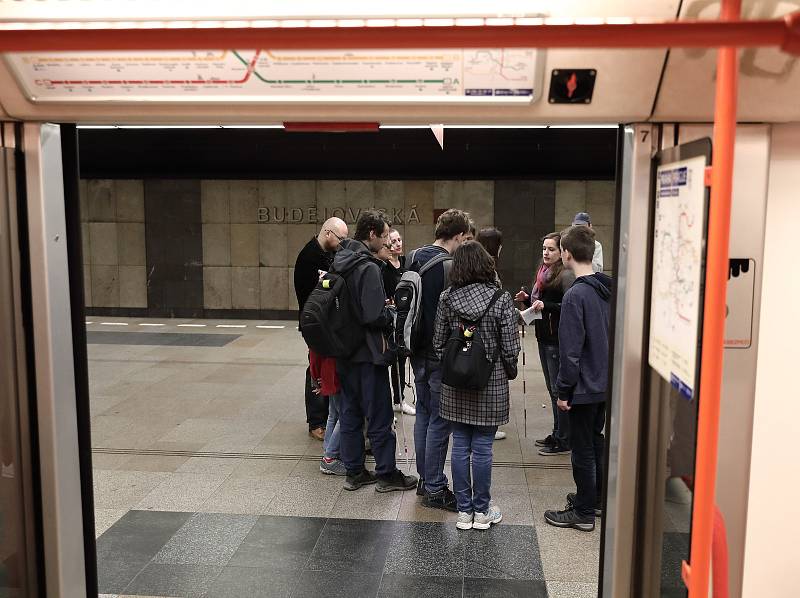 Dopravní podnik hlavního města Prahy umožnil zrakově znevýhodněným zájemcům seznámení se s kolejištěm a dalším zázemím pražského metra,  tentokrát ve stanici Budějovická.