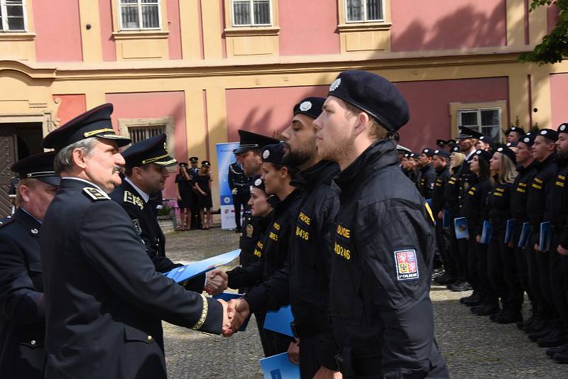 Ze slavnostního slibu nových příslušníků středočeské policie na nádvoří Muzea Policie ČR v Praze.