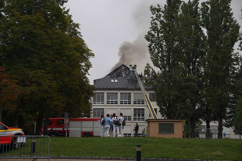 Rozsáhlejší požár, který na sebe upozornil z daleka viditelným kouřem, zachvátil v sobotu 27. srpna čtvrt hodiny po deváté hodině střechu jedné z budov v areálu Ústřední vojenské nemocnice v pražských Střešovicích