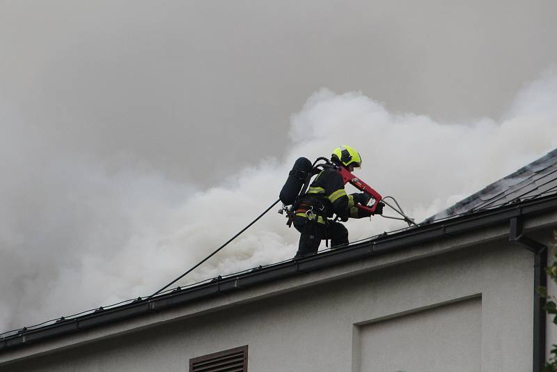 Rozsáhlejší požár, který na sebe upozornil z daleka viditelným kouřem, zachvátil v sobotu 27. srpna čtvrt hodiny po deváté hodině střechu jedné z budov v areálu Ústřední vojenské nemocnice v pražských Střešovicích